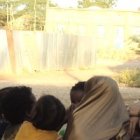 La joven misionera madrileña Belén Manrique con niñas somalíes... hay familias que la miran como a una extraterrestre, comenta