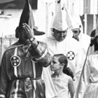 Las mujeres eran muchas y poderosas en el Ku Kux Klan en época de Margaret Sanger... su discurso anticonceptivo racista y de base esotérica les gustó