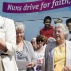Algunas líderes de la LCWR -la conferencia progresista de superioras religiosas- en un mítin del Nun Bus -autobús de monjas