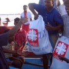 Pescadores del Índico ayudados por Cáritas - buena parte de la ayuda tras el tsunami consistió en aportar embarcaciones y herramientas a los pescadores