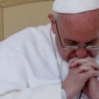 El Papa Francisco con frecuencia llama a gente atribulada o en duelo, les consuela y ofrece sus oraciones