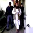 La policía italiana con uno de los detenidos en esta operación