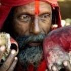 Un brujo de la India en un ritual de magia negra - en Nepal investigan los casos de maestros que piden a sus discípulos realizar sacrificios humanos