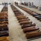 Cadáveres de náufragos en el hangar del aeropuerto de Lampedusa en 2013