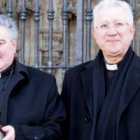 El párroco, Andrés Francisco Peña, con unos compañeros y una legación del pueblo, en la catedral de Oviedo, con las reliquias del obispo del s.V. Asturio Serrano