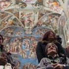 Una escena con algunos de los ciento cincuenta sin que techo fueron invitados a la Capilla Sixtina y los museos vaticanos