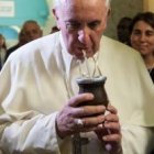 El Papa Francisco toma hierba mate en muchas recepciones y encuentros sociales con argentinos, uruguayos y paraguayos