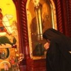 Oración ante el icono milagroso de la Virgen de Cicero, en el iconostasio de esta parroquia ortodoxa antioquena en Illinois