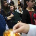 Familias católicas iraquíes asisten a misa en Amán, Jordania, donde huyen de la persecución yihadista