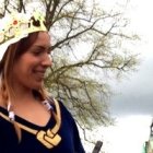 El arzobispo Cushley de Edimburgo con unas reliquias de Santa Margarita de Escocia y una actriz vestida como la santa