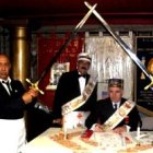 Ritual masónico con mandiles, manteles, espadas y sombreros... y, de fondo, la ideología laicista