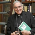 El cardenal Martínez Sistach con su libro sobre actas del congreso de pastoral en grandes ciudades