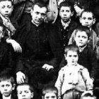 El padre Valentín Palencia rodeado de niños pobres o huérfanos... creó un taller por el que pasaron más de cien, y un comedor para alimentarlos