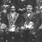 La base de los Jóvenes Turcos era la Logia de Salónica - esta foto de masones egipcios nacionalistas de 1891 en El Cairo, con mandiles e insignias, puede darnos una idea