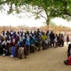 Misa bajo un árbol en Sudán del Sur - sirve para salir del paso pero no es lo ideal; faltan 75.000 parroquias en el mundo, sólo para mantener la media actual