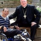 Chris Pundsak recibe ánimos y una bendición del obispo de La Crosse, William Callahan