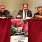 El cardenal Burke, sentado a la derecha de Riccardo Cascioli en la mesa presidencial del congreso.