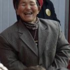 La señora Kong Zhenlan lleva 40 año acogiendo tantos huérfanos como puede, viendo en ellos el rostro de Cristo