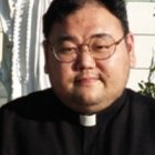 El padre Egberto Noh In-bin no es un adonis, pero tiene buena voz, buen ritmo y buenos arreglistas para su hip-hop