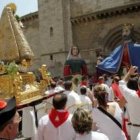 Los gigantes bailan ante Santa Ana en Tudela... y uno lo lleva el alcalde de izquierda radical