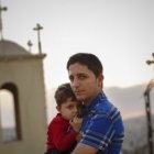 Un padre y un hijo cristianos refugiados en Jordania huyendo de la guerra