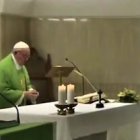 Quien chismorrea suele guardarse las espaldas, es terrorista pero no suicida, denunció el Papa.