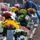 La religión católica, además de exigir dar honrosa sepultura, anima también a orar para que los difuntos vayan al Cielo