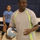 Este sacerdote ya era un gran jugador de voley desde su época estudiantil en el Congo... y le gusta entrenar grupos pequeños