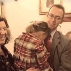 Los padres de Carmen, la niña valenciana sanada - detrás, un cuadro de los padres de Santa Teresita