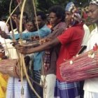 Los santal son populares en Bangladesh y en la India por sus festivales de tiro con arco y sus coros de baile de chicas al son de tambores