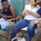 Daniel, su esposa y algunos voluntarios que hacen turnos ayudan a los inmigrantes a salir de la calle y adquirir habilidades útiles para vivir en España