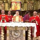 El obispo de Santander, el cardenal Amato y el nuncio Fratini en la beatificación de los mártires cistercienses