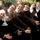 Una foto divertida con las novicias de las Carmelitas de Valladolid el mes de mayo de 2014