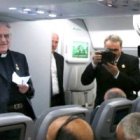 De vuelta de sus viajes internacionales el Papa se deja preguntar por los periodistas y da respuestas improvisadas -Foto de Archivo