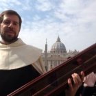 El carmelita español Antonio González con el bastón de Santa Teresa, que ha llevado a 30 países