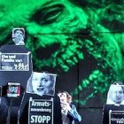 Un momento de la representación: los adversarios de la ideología de género son presentados como zombis nazis que merecen morir. Gabriele Kuby es la segunda por la derecha.