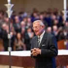 El entrenador Lou Holtz, del equipo de Notre Dame, fue el orador del Desayuno de Oración en Los Ángeles