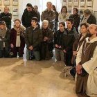 Navarros rezan el Rosario en la sala de la expo blasfema de Pamplona... ahora es posible coordinarse y rezar sin cesar desde casas en cualquier país, en cadena