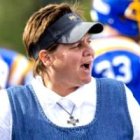 La hermana Lisa Maurer entró a los 38 años en una congregación benedictina dedicada a la enseñanza... y la reclutaron de entrenadora de fútbol americano