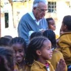 El padre Roca con los niños etíopes de las misiones salesianas, a los que ha dedicado casi 3 décadas