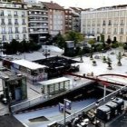 La Plaza de Vázquez de Mella se encuentra en el barrio de Chueca, donde desde hace años abundan los establecimientos para homosexuales y se celebran las fiestas del Orgullo Gay.
