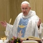 Francisco, de azul por celebrar la Natividad de la Virgen María