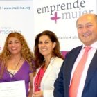 Conrado Jiménez, presidente de Fundación Madrina, con participantes del proyecto EmprendeMujer, una de sus campañas