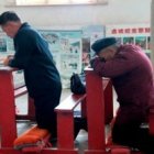 Cristianos chinos en oración... aumenta el número de conversos, pero falta clero y templos para atenderlos