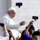 Francisco, en la audiencia pública de los miércoles, rodeado de los populares palos de selfies