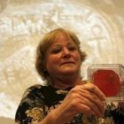 Eliat Mazar de la Universidad Hebrea de Jerusalén muestra el pequeño sello del Rey Ezequías, de hace 2.700 años