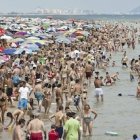 Miles de personas veranean en la costa valenciana