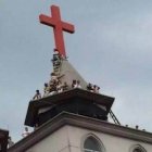 Cristianos chinos evitan que destruyan la cruz de su iglesia