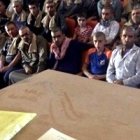 Un terrorista de Estado Islámico explica a los padres de familia cristianos de Qaryatayn las nuevas normas y pagos que han de cumplir para vivir