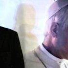 Darío Grandinetti interpreta al padre Jorge Bergoglio... que acaba convirtiéndose en el Papa Francisco